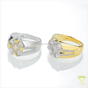 Bague de luxe pour homme en argent 925 avec diamant de laboratoire, motif géométrique distinctif et détails de style baguette - Product Image 4
