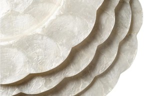 Plato de servir decorativo de concha de capiz de nácar festoneado blanco con borde ondulado para mesa de boda al por mayor - Product Image 3