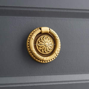 Perillas de latón hechas a mano diseñadas para muebles tradicionales, gabinetes y cajones, decoración artesanal auténtica para el hogar - Product Image 1