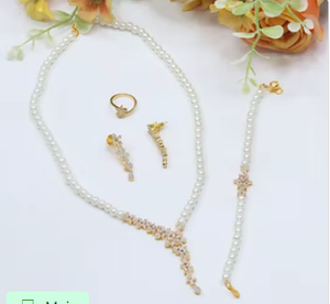 Magnifique ensemble de bijoux en laiton plaqué or avec perles et zircons cubiques, comprenant collier, boucles d'oreilles, bague et bracelet, collection moderne pour femme, idéal pour mariage et soirée. - Product Image 2