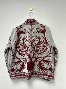 Chaqueta de Algodón Bordada con Flores Suzani para Mujer, Hecha a Mano en India, Estilo Étnico Bohemio, Prenda Exterior Tradicional Artesanal de Invierno, Largo Regular - Product Image 2