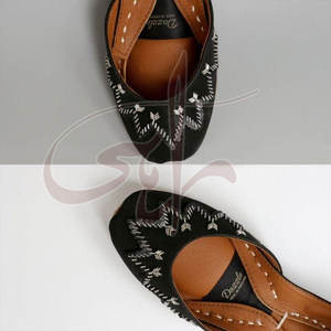 Fabricación en Pakistán de Calzado Khussa para Mujer con Material de Seda Cruda, Bajo MOQ, Precio Económico, Calzado Khussa para Mujer en Venta - Product Image 2