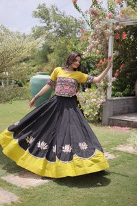 Conjunto de Lehenga Choli de Tela Romana de Calidad de Exportación con Bordado Gamthi Hecho a Mano y Trabajo Gota - Product Image 1