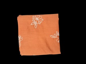 ผ้าฝ้ายสลับสีแดงสนิมพรีเมียมลดราคาพิเศษ พร้อมลายปักดอกไม้สีขาวแบบโซ่ สำหรับชุดคุร์ติสผู้หญิง ชุดเดรสโบโฮ และงานฝีมือต่างๆ - Product Image 3