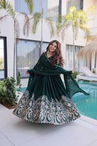 Robe de soirée brodée à motifs floraux pour femmes, style Anarkali ethnique avec dupatta, collection pour fêtes et festivals - Product Image 3