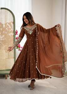 Conjunto Anarkali de Diseño Estilo Bollywood - Detalles Brillantes con Lentejuelas Arcoíris y Moti - Product Image 3