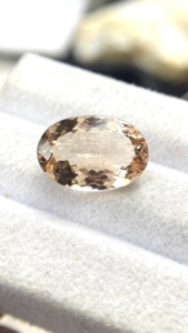 พลอยมอร์แกไนต์ทรงรีธรรมชาติแท้ คุณภาพสีและความเงางามยอดเยี่ยม เบอร์ริลธรรมชาติ 6.31 กะรัต สะอาดระดับ Loupe - Product Image 5