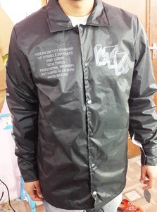 Chaqueta Deportiva Personalizada con Capucha, Logotipo Bordado, Forro de Malla, Cortavientos para Hombre y Mujer - Product Image 2