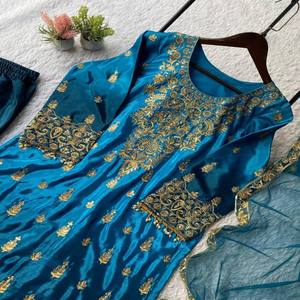 VASTRA COTTAGE Kurti en tissu Chinon avec pantalon Palazzo et dupatta en filet papillon, broderie de sequins, haut rembourré pour tenue de soirée - Product Image 5