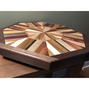 Plateau tournant octogonal en bois fait main avec motif géométrique incrusté, finition polie, design traditionnel - Product Image 4