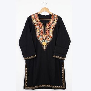 Kurti Pheran élégant noir jais avec broderie florale Aari multicolore - Product Image 3