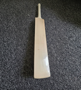 Bate de críquet SF PRO TEN de madera de sauce inglés con mango corto, grado A, ligero, para partidos, hecho a mano, de alto rendimiento. - Product Image 1