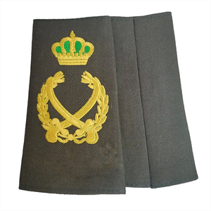 Épaulettes d'uniforme personnalisées en polyester, base rouge, avec corde tressée argentée et noire - Product Image 3