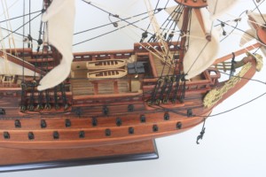Modelo de Barco Histórico SAN FELIPE Pequeño, Hecho a Mano en Madera, Arte Folclórico Español, Pulido y Pintado, 40 cm, para Regalo o Decoración de Mesa - Product Image 4