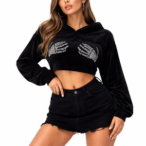 Oferta Especial: Sudaderas Cortas Negras Personalizadas para Mujer con Gráfico de Mano de Esqueleto y Pedrería, Estilo Urbano, Tejido Suave, OEM ODM - Product Image 5