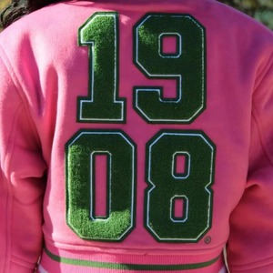 เสื้อแจ็คเก็ตตัวหนาแบบมีกระดุมสำหรับชมรมนักเรียนหญิง สีชมพู คุณภาพสูง แบบสั่งทำพิเศษ สำหรับฤดูหนาวและฤดูใบไม้ผลิ ผลิตจากผ้าขนสัตว์หนา ขายส่งจำนวนมาก - Product Image 4