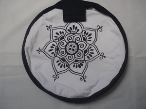 Coussin de méditation pour yoga violet, design floral brodé coloré, en coton, lavable, durable, écologique, portable - Product Image 3