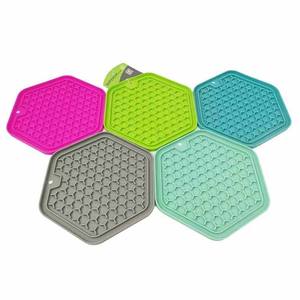 Tapis à lécher au design unique, personnalisable en couleur, fabriqué en usine certifiée avec rapports d'essai, pour ralentir la consommation, en silicone - Product Image 3