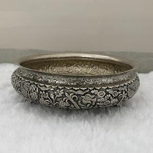 Urli Circular Plateada de Estilo Antiguo con Motivos Florales y de Aves Tallados, Pieza Decorativa Coleccionable de Arte de Rajasthan - Product Image 5