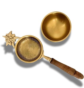 Passoire à thé décorative en laiton avec motif floral, manche en bois et bol assorti, filtre à thé en maille fine pour feuilles de thé en vrac, réutilisable - Product Image 1