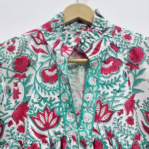 เดรสสั้นคอวี แขนสามส่วน ผ้าฝ้ายพิมพ์ลายดอกไม้แบบแฮนด์บล็อก เป็นมิตรต่อสิ่งแวดล้อม แต่งระบายลูกไม้ทำมือ ซักได้ สไตล์ไคร่า - Product Image 2