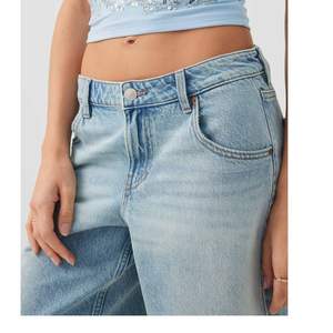 Nouveaux shorts en jean mi-longs pour femmes, coupe décontractée, délavage clair, style bermuda, vente en gros - Product Image 5