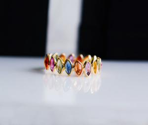 Anillo de Eternidad con Corona de Zafiros Multicolor Corte Marquesa en Oro Amarillo Sólido de 18k - Product Image 1