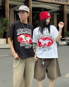 Camiseta Estampada Insomnia Mustang Unisex, Corte Regular, Cuello Redondo de Algodón, Estilo Casual Urbano, Primavera Verano, Estilo Holgado - Product Image 1