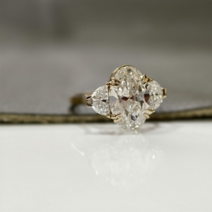 Anillo clásico de tres piedras con diamante cultivado en laboratorio de 5 quilates, corte ovalado con media luna, certificado por IGI, en oro de 14k para mujer, anillo de compromiso y boda. - Product Image 6