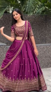 Conjunto de Lehenga Bordado Color Borgoña, Blusa con Cuentas Florales y Falda Plisada, Vestido Tradicional para Bodas y Festivales - Product Image 6