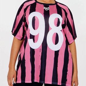 เสื้อเจอร์ซีย์อเมริกันฟุตบอลผู้หญิงสีชมพูลายทางผ้าตาข่ายทรงโอเวอร์ไซส์ สตรีทแวร์ เสื้อกีฬา สั่งทำหมายเลขได้ ชุดทีม ผลิตโดยโรงงาน OEM รับออเดอร์จำนวนมาก - Product Image 6