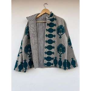 Chaqueta Suzani de Terciopelo Bordada a Mano con Bordado Bohemio de Algodón, Diseño con Botones para Invierno, Ropa Étnica para Mujer, Regalo de Navidad - Product Image 3