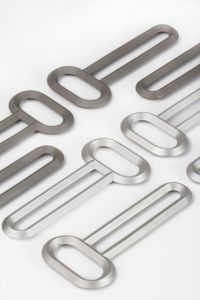 Abridor de botellas funcional de aluminio fundido para uso diario en la cocina que proporciona una apertura rápida de botellas y un agarre duradero. - Product Image 5