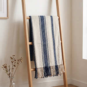 Plaid en coton slub rayé noir et naturel, tissé à la main, pour canapé, lit et décoration intérieure contemporaine - Product Image 2