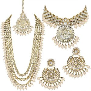 Parure de bijoux pour femme en alliage de zinc plaqué or, style géométrique Kundan, comprenant collier ras-du-cou, boucles d'oreilles Rani Haar et Maang Tikka, ornée de zircons et de perles - Product Image 1