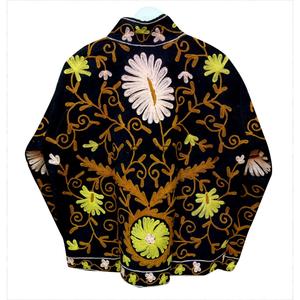 Elegante Chaqueta Acolchada Negra con Bordado Floral a Mano para Mujer, Cuello Mandarín, Manga Larga, Botones Cubiertos, Algodón No Tejido, Otoño - Product Image 6