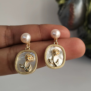 Perla de agua dulce con base ovalada de nácar (base tipo broche con elemento colgante) - Product Image 1