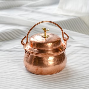 Olla de Cobre Hecha a Mano con Acabado Martillado, Diseño Vintage, Forma Redonda, Utensilios de Cocina de Metal Duradero con Tapa - Product Image 1