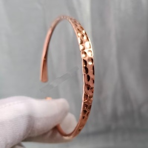 Brazalete de Cobre Texturizado para Hombre y Mujer, Joyería Minimalista Curativa, Juego de Brazaletes Clásicos con Textura Martillada a Mano - Product Image 2
