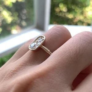 Anillo de compromiso de oro de 14 quilates con diamantes cultivados en laboratorio de corte múltiple, banda texturizada o acanalada, con diamantes ovalados, marquise, princesa y redondos. - Product Image 2