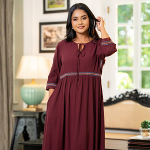 Robe maxi élégante en gaze de coton avec détails brodés - Product Image 1