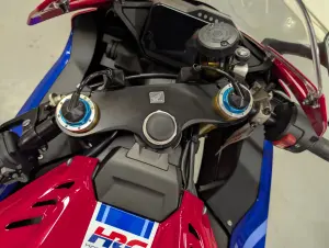 Moto sportive authentique d'occasion en excellent état, Honda CBR1000RR Fireblade 2025, 1 000 cm³, refroidissement liquide, quatre cylindres en ligne, quatre temps, moto de course - Product Image 3