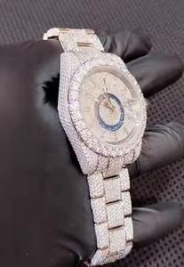 Montre en diamant moissanite de qualité supérieure pour hommes, montre-bracelet de luxe hip-hop avec bracelet en acier massif, disponible à la vente - Product Image 3