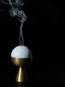 Nuevos conos de incienso con aroma a lavanda y soporte de incienso de metal dorado para una aromaterapia relajante en venta. - Product Image 6