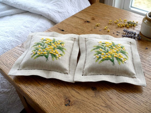Fundas de Almohada Rectangulares de Lino Natural de Alta Calidad con Bordado de Flor de Mimosa Amarilla, para Hotel y Avión, Venta al por Mayor - Product Image 1