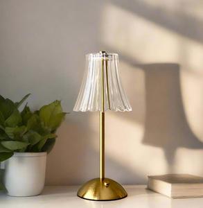 Lámpara de Mesa Moderna de Latón con Pantalla de Acrílico en Forma de Campana, E27 LED 2700K, Luz Blanca Cálida Suave para Dormitorio, Uso Decorativo - Product Image 1