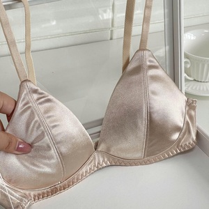 Conjunto de lencería ultrafino de encaje, sexy, sin forro, de talle bajo, bikini en tallas grandes, con logo en la copa y diseño liso. - Product Image 5