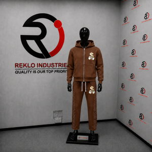 Conjunto de Chándal Marrón Personalizado para Hombre: Sudadera con Cremallera Completa y Pantalones Anchos con Logo Gráfico, Estilo Casual Urbano y Deportivo, Venta al por Mayor - Product Image 3