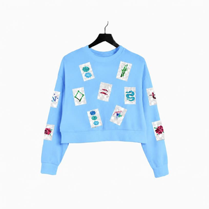 Sudadera de punto informal para mujer con logo frontal bordado y lentejuelas, diseño asimétrico, cuello redondo y manga larga, color blanco. - Product Image 3