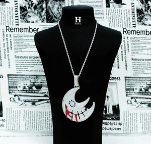 Collar con Colgante de Luna Malvada de Moissanita Personalizado, con Micro Pavé de Diamantes VVS, Diseño de Cara de Luna de Dibujos Animados y Detalle Rojo, Estilo Hip Hop Streetwear J - Product Image 3